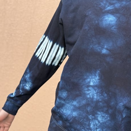 藍染めスウェット両腕に杢目絞り/Indigo dyed sweatshirt with Mokume pattern on both arms