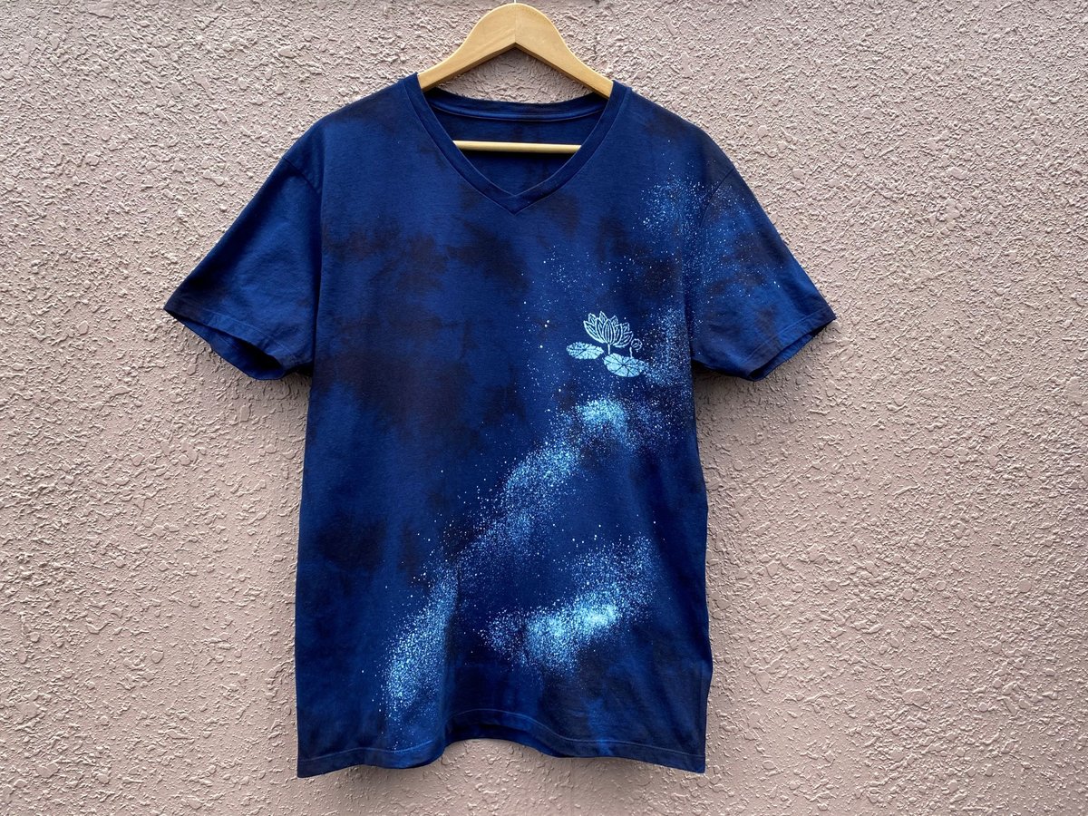 藍染めVネックTシャツ オーロラ抜染 「蓮の川流れ」 XLサイズ 4.6