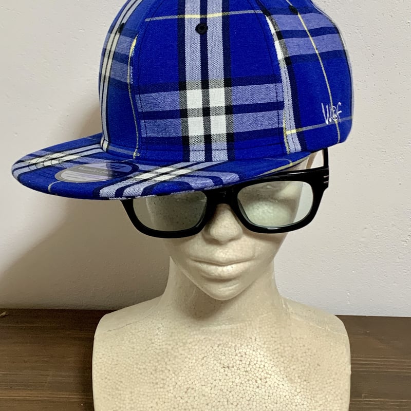 手織り生地で製作した青チェックのベースボールキャップになります