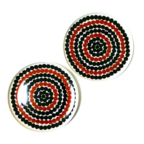 マリメッコmarimekko シィイルトラプータルハ　20センチプレートペア（コゲチャ、ブラック）70419-189【御結婚御祝・内祝・新築御祝・還暦御祝・御礼・寿・ギフト包装可能】