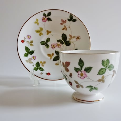 ウェッジウッドWEDGWOOD　ワイルドストロベリー　ティーカップ＆ソーサー　リー【御結婚御祝・内祝・新築御祝・還暦御祝・御礼・寿・ギフト包装可能】