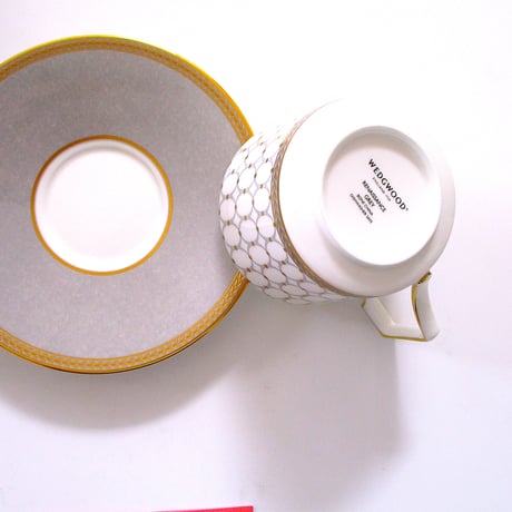 ウェッジウッドWEDGWOOD ルネッサンスグレー・レッド　ティーカップ＆ソーサ　ぺア【セット　プレゼント　ギフト　ブランド食器】【御結婚御祝・内祝・新築御祝・還暦御祝・御礼・寿・ギフト包装可能】