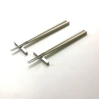 ブランドリボン付属   クチポールCutipol  KUBE　ライトアイボリー／シルバー・箸+箸置きセット　ペア 【御結婚御祝・内祝・新築御祝・還暦御祝・御礼・寿・ギフト包装可能】