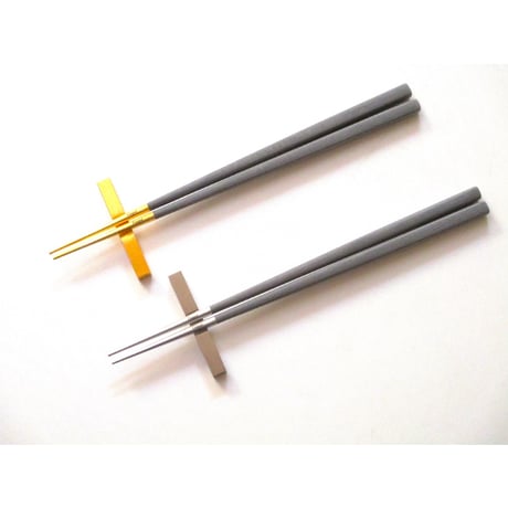 クチポールCutipol  KUBE　ライトグレイ　シルバー／ゴールド・箸+箸置きセット　ペア KU39LGRGB【御結婚御祝・内祝・新築御祝・還暦御祝・御礼・寿・ギフト包装可能】