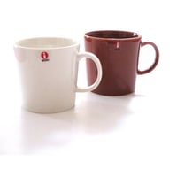ブランドロゴ入りボックス付属　イッタラiittala ティーマ　マグ　ペア（ホワイト、ビンテジブラウン）【御結婚御祝・内祝・新築御祝・還暦御祝・御礼・寿・ギフト包装可能】