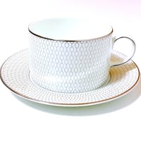ウェッジウッドWEDGWOOD　ジオGIO　プラチナ  ティーカップ＆ソーサー【御結婚御祝・内祝・新築御祝・還暦御祝・御礼・寿・ギフト包装可能】