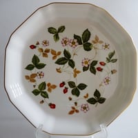 ウエッジウッド　ワイルドストロべリーシリーズ　オクタゴナルディッシュ２４ｃｍ（ブランドボックス付き）【御結婚御祝・内祝・新築御祝・還暦御祝・御礼・寿・ギフト包装可能】