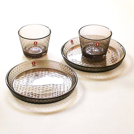ブランドロゴ入りボックス付属　イッタラ iittala ツンドラTundra タンブラーグラス・プレート　ペアセット　リネン【北欧ブランド食器】【御結婚御祝・新築・還暦・御礼・ギフト包装可能】