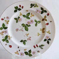 ウエッジウッド　ワイルドストロべリー　プレート２７ｃｍ【御結婚御祝・内祝・新築御祝・還暦御祝・御礼・寿・ギフト包装可能】