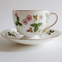 ウェッジウッドWEDGWOOD　ワイルドストロベリー　ティーカップ＆ソーサー　リー【御結婚御祝・内祝・新築御祝・還暦御祝・御礼・寿・ギフト包装可能】