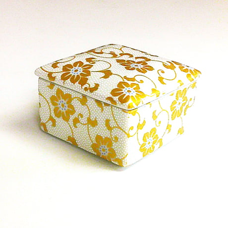九谷焼 陶箱 白粒鉄仙（アクセサリー箱、菓子入れ、小物入れ）【御結婚御祝・内祝・新築御祝・還暦御祝・御礼・寿・ギフト包装可能】