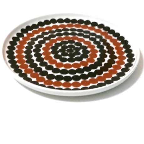 マリメッコmarimekko シィイルトラプータルハ　20センチプレートペア（コゲチャ、ブラック）70419-189【御結婚御祝・内祝・新築御祝・還暦御祝・御礼・寿・ギフト包装可能】