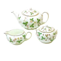 ウェッジウッドWEDGWOOD　ワイルドストロベリー  ティ―ポット、シュガー、クリーマー３点セット【御結婚御祝・内祝・新築御祝・還暦御祝・御礼・寿・ギフト包装可能】