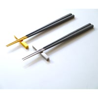 クチポールCutipol  KUBE　ライトグレイ　シルバー／ゴールド・箸+箸置きセット　ペア KU39LGRGB【御結婚御祝・内祝・新築御祝・還暦御祝・御礼・寿・ギフト包装可能】