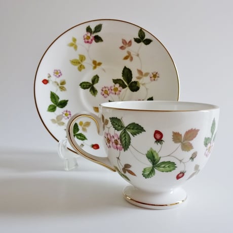 ウェッジウッドWEDGWOOD　ワイルドストロベリー　ティーカップ＆ソーサー　リー【御結婚御祝・内祝・新築御祝・還暦御祝・御礼・寿・ギフト包装可能】