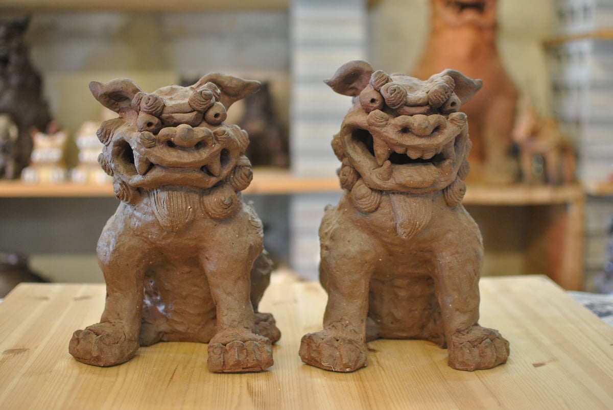 古作♪犬♪焼き物に着彩♪勾玉の柄♪ずっしり重みがあります♪ヤケ汚れ若干 古作♪犬♪焼き物に着彩♪勾玉の柄♪ずっしり重み