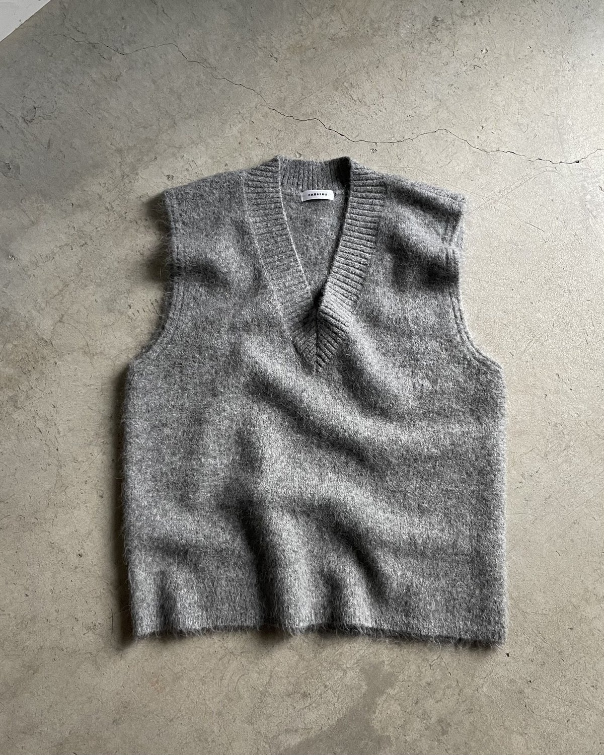 V neck shaggy knit vest FASHIRU - トップス