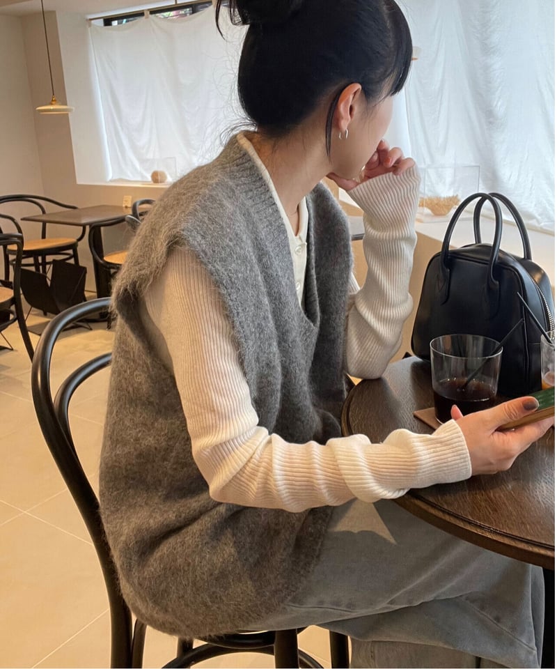 V neck shaggy knit vest/2color | F A S H I R U
