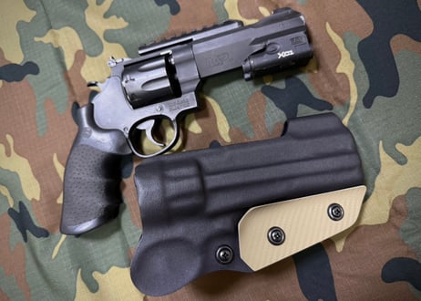 タナカ　S&W M327　M&P R8　5インチ w/XC-1タイプライト用Kydex®ホルスター　TAN