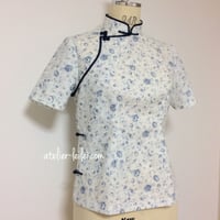 青い小花のチャイナ・ブラウス