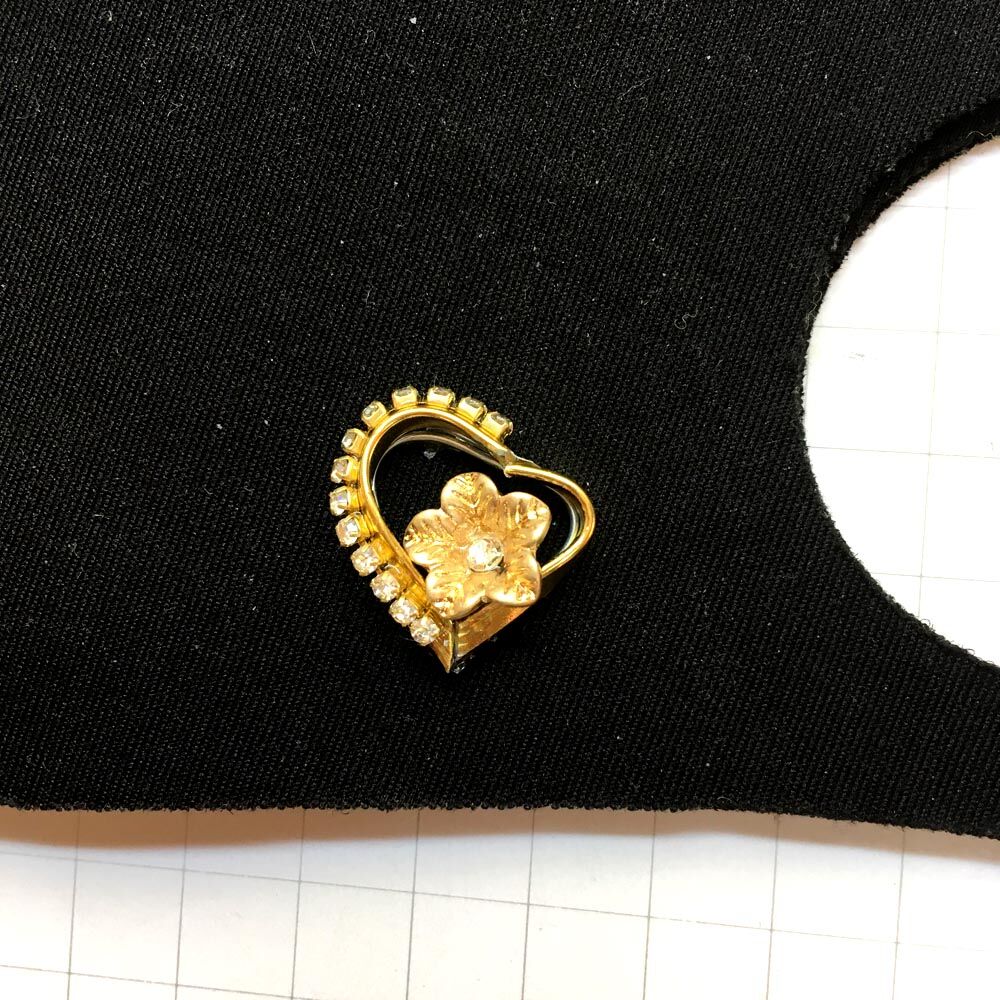 ブローチ ハートイン花 ゴールド スワロフスキー マグネット