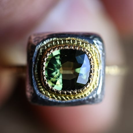 クッションカットのグリーン・サファイアの指環