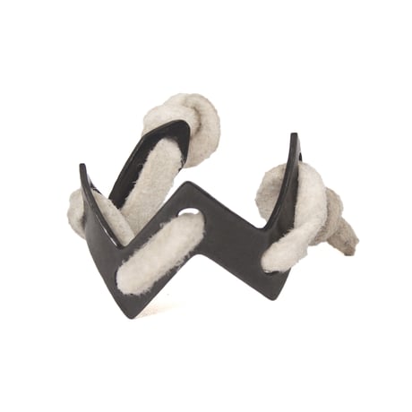 jaggy ring black