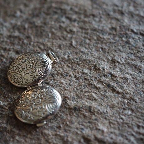 flower_locket_top