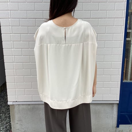 CHIGNON ラウンドノースリーブブラウス