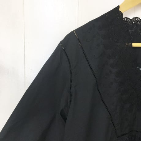 V-Neck Gathered Top  / Black