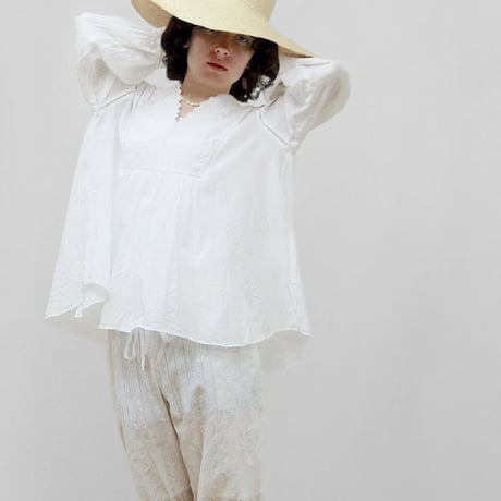 V-Neck Gathered Top / Off White
