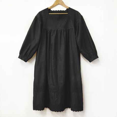 Square Neck Gathered Dress / Black