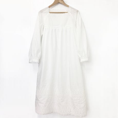 Square Neck Gathered Dress / Off White
