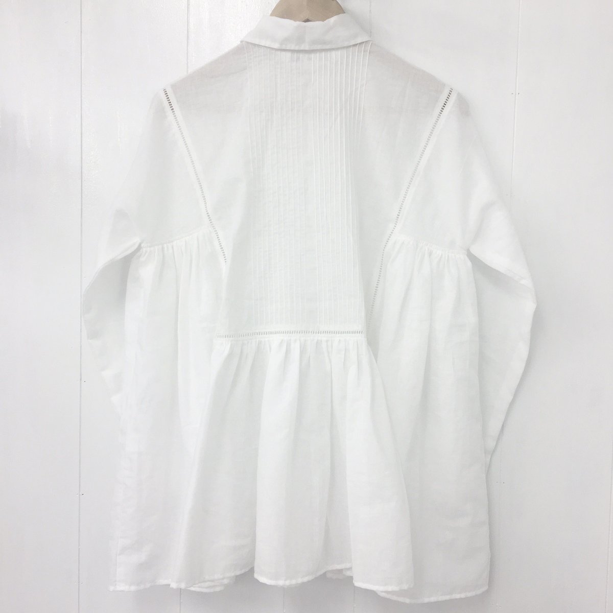 Veritecouer/ Pintuck coat  white
