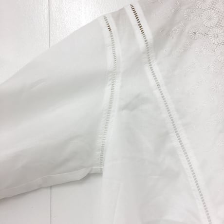 V-Neck Gathered Top / Off White
