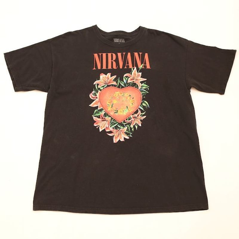 ニルヴァーナ ハート花柄Tシャツ 黒 M カートコバーン バンドT【4880】 ニルヴァーナ ハート花柄Tシャツ 黒 M カートコバーン バンドT