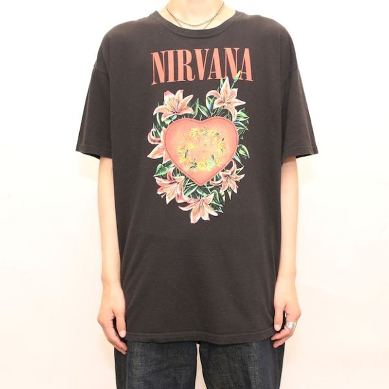 ニルヴァーナ ハート花柄Tシャツ 黒 M カートコバーン バンドT【4880】 ニルヴァーナ ハート花柄Tシャツ 黒 M カートコバーン バンドT