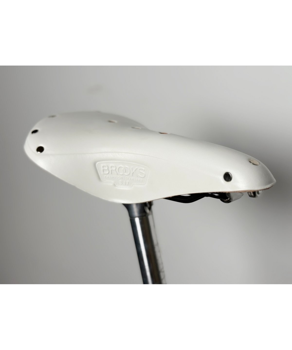 【限定生産品】BROOKS　B17 STANDARD WHITE 限定生産品】BROOKS B17 STANDARD WHITE | LORO CYCLE W
