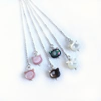 天然シェルのねこピアス(黒ネコ・白ネコ・桃ネコ）