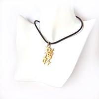 『あからさまにニャンコのアクセサリーは可愛過ぎて抵抗を感じるが猫好きをアピールしたい貴方にはコレ✨猫好ペンダント 書体C』