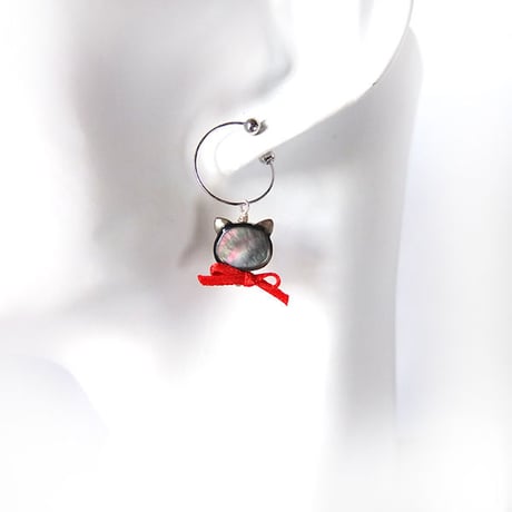 天然シェルのねこイヤリング　黒猫