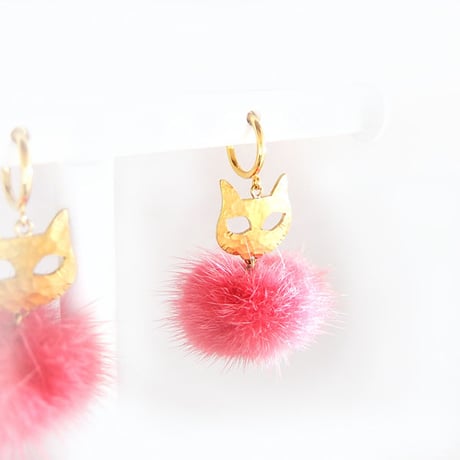 キャットマスクのファーピアス&イヤリング『ピンク』