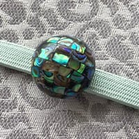 宝石のように美しいシェル細工の帯留（丸）
