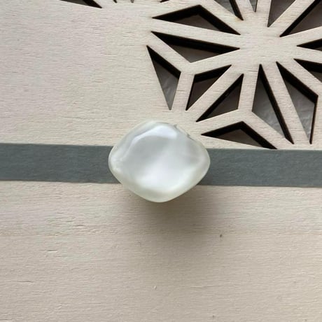 割れ氷の豆帯留（白） すかっ