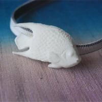 鱗の流れも繊細な熱帯魚の帯留