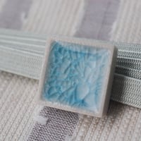 クラックデザインの帯留（水色）