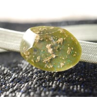 星くずビジューの帯留（抹茶グリーン）