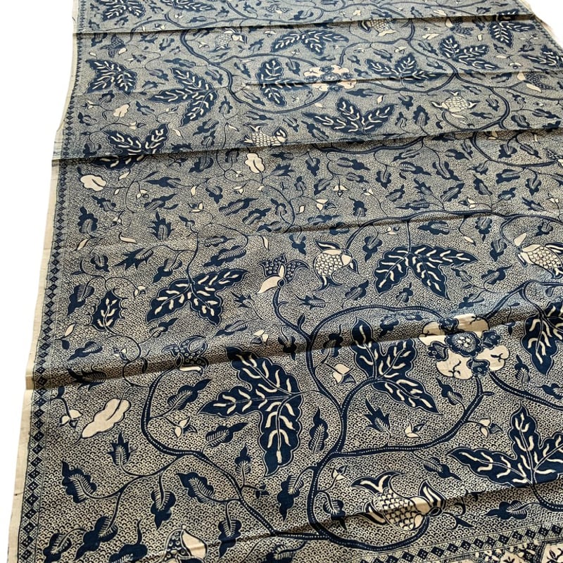 スマトラ島ジャンビ地域で70〜80年前刺繍された古布の額装。