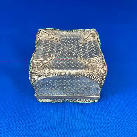 ラオス　シルバー編んだカゴ　小物入れ　5.7×5.7×4.3