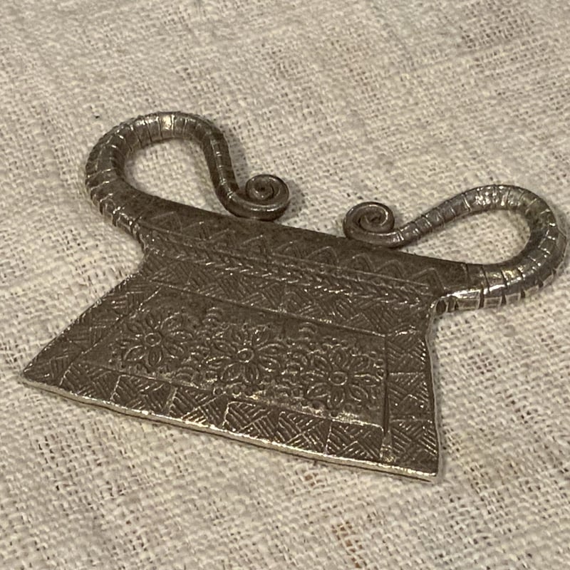 モン族 ペンダントトップ スピリットロック タイシルバー 山岳民族